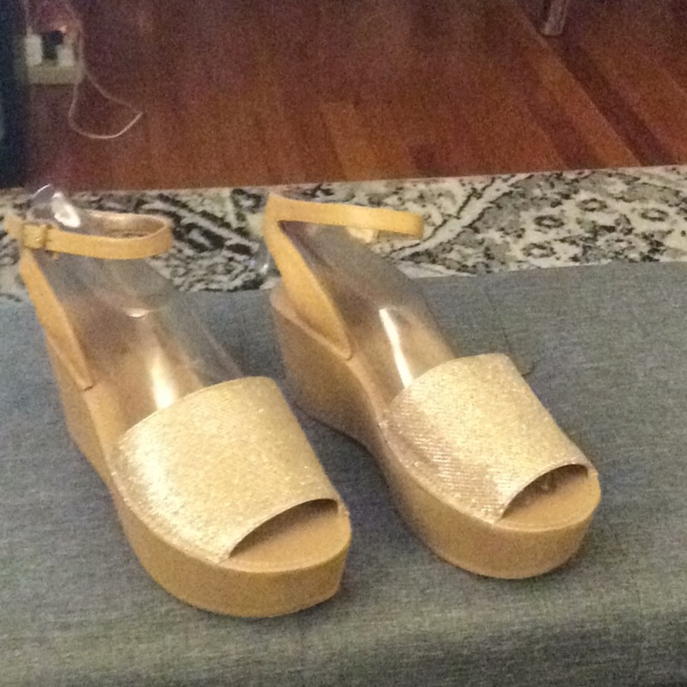 KENNETH COLE Gold wedges